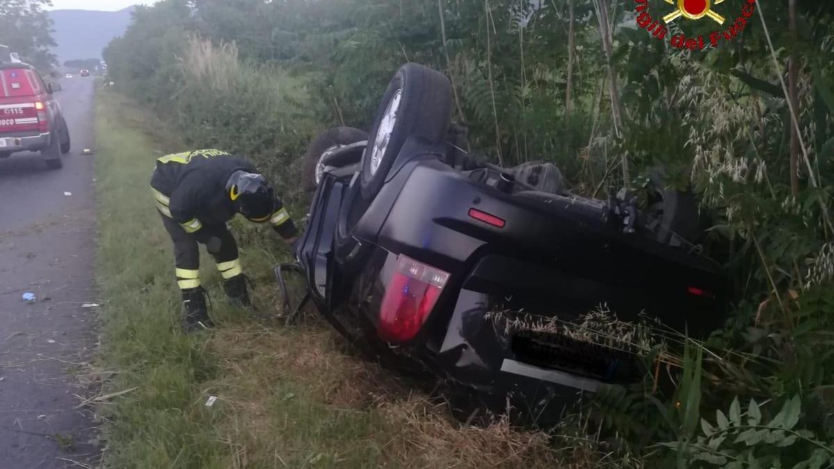 L'auto ribaltata sulla Castiglionese