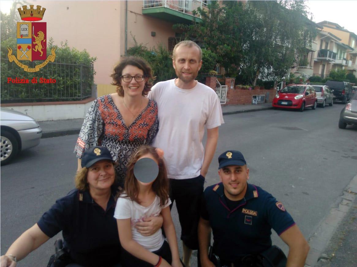 I poliziotti insieme alla bambina e ai suoi genitori