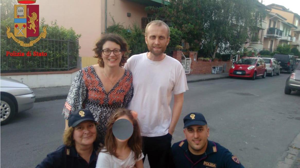 I poliziotti insieme alla bambina e ai suoi genitori