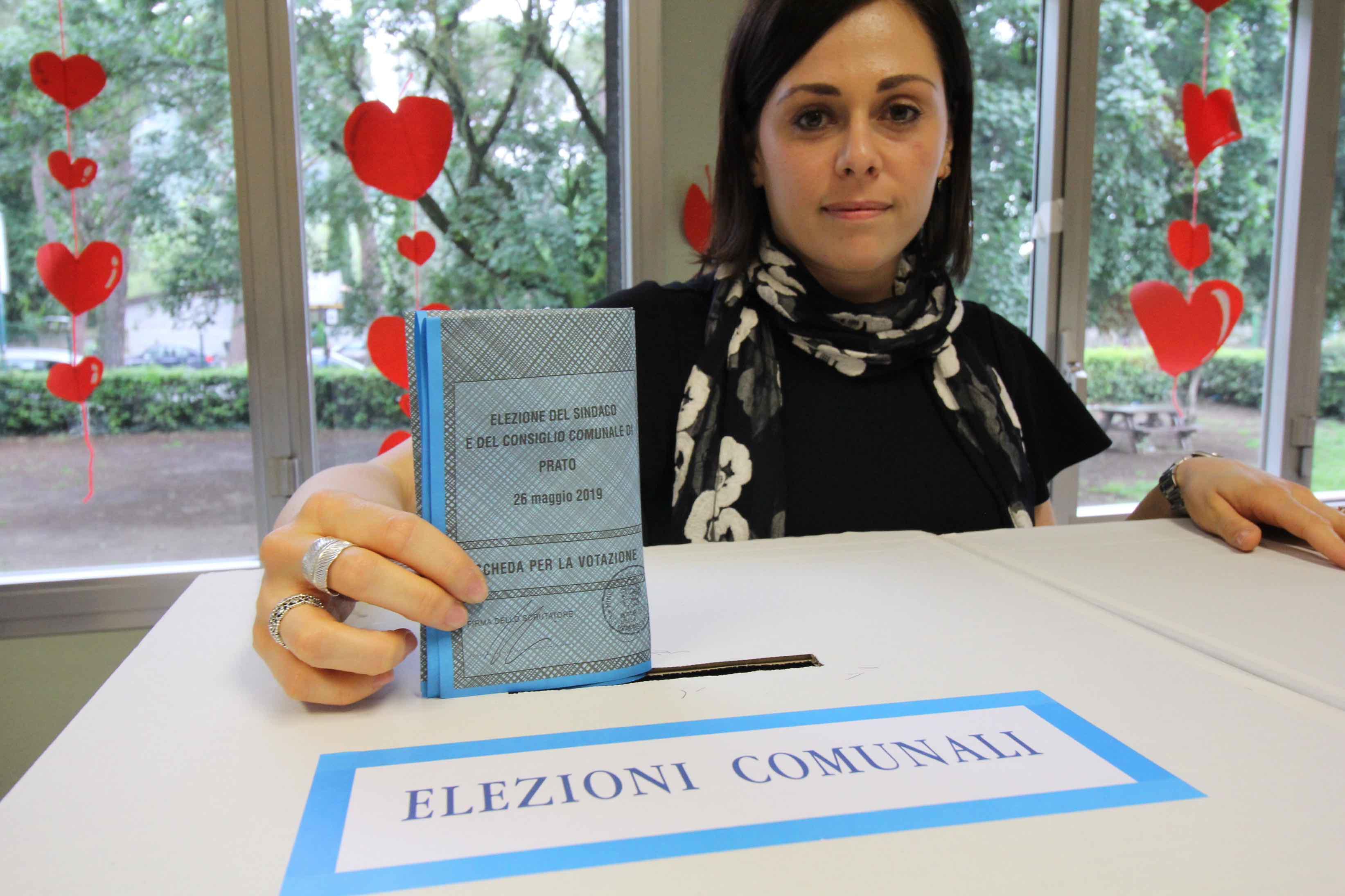 Il voto in un seggio al primo turno delle elezioni comunali (foto Batavia)