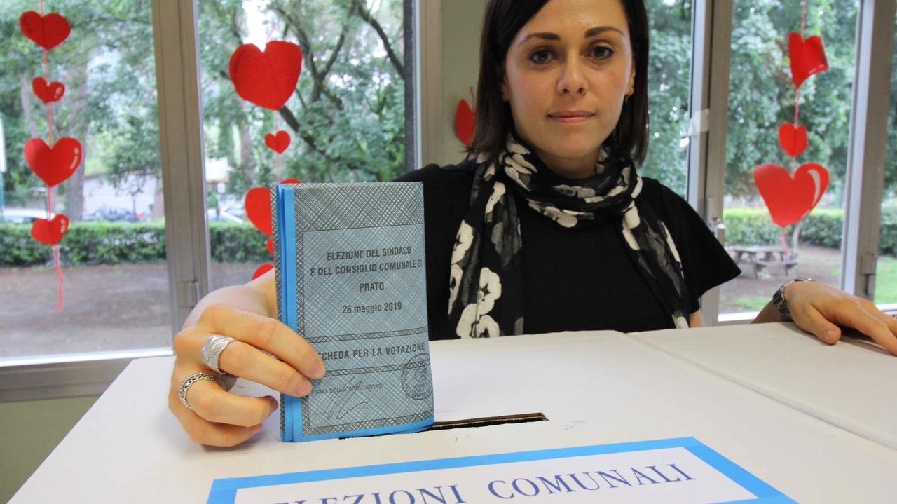 Il voto in un seggio al primo turno delle elezioni comunali (foto Batavia)