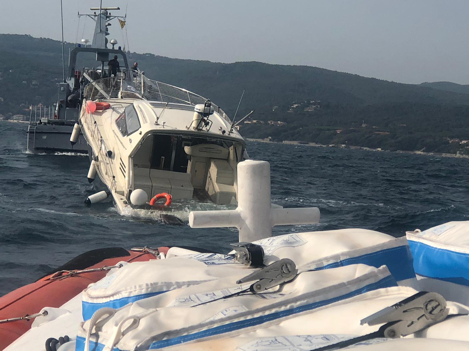Motoscafo imbarca acqua e rischia di affondare: salvati in due 