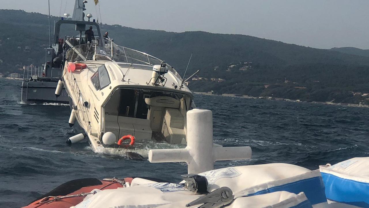 Motoscafo imbarca acqua e rischia di affondare: salvati in due