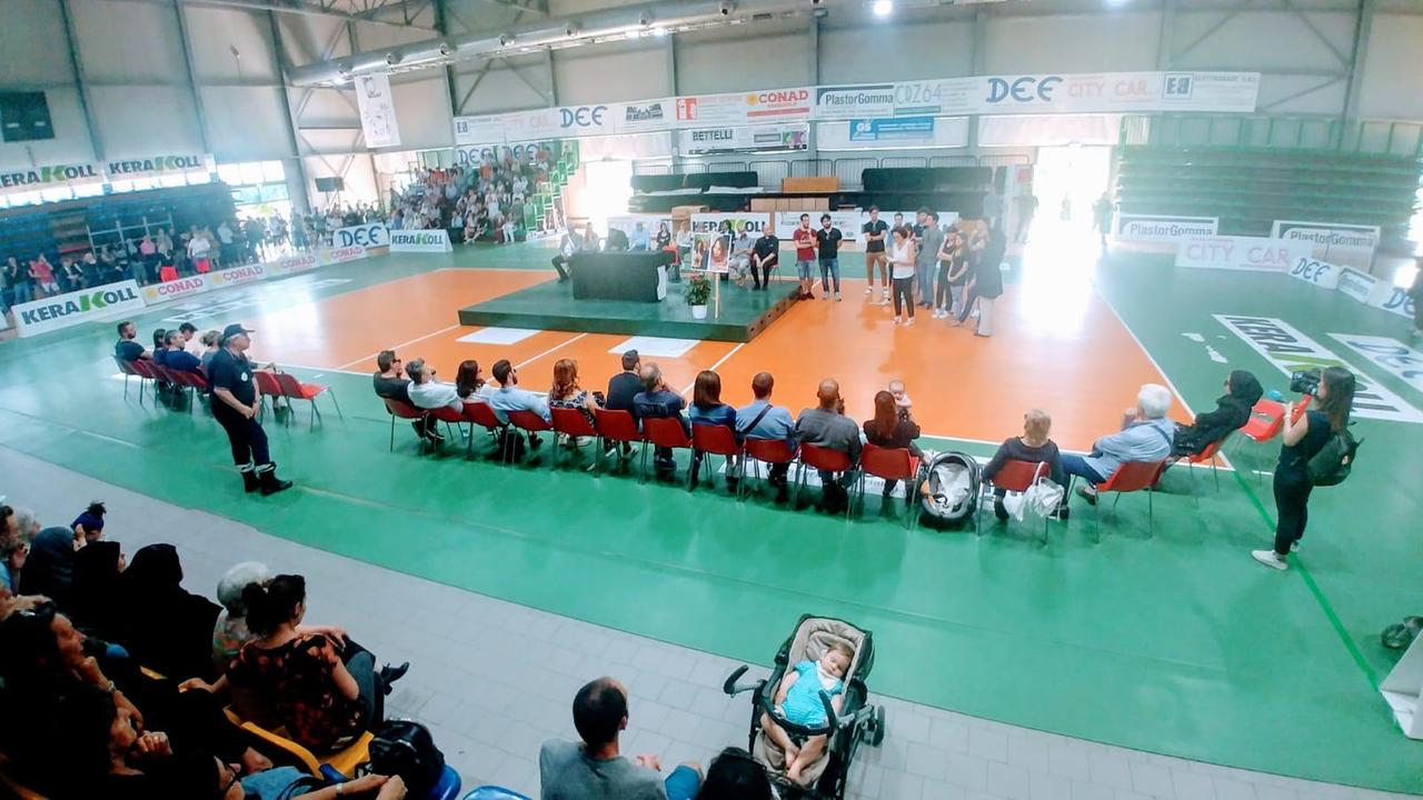 Sassuolo, palasport pieno per la preghiera per le tre donne morte a Valsamoggia