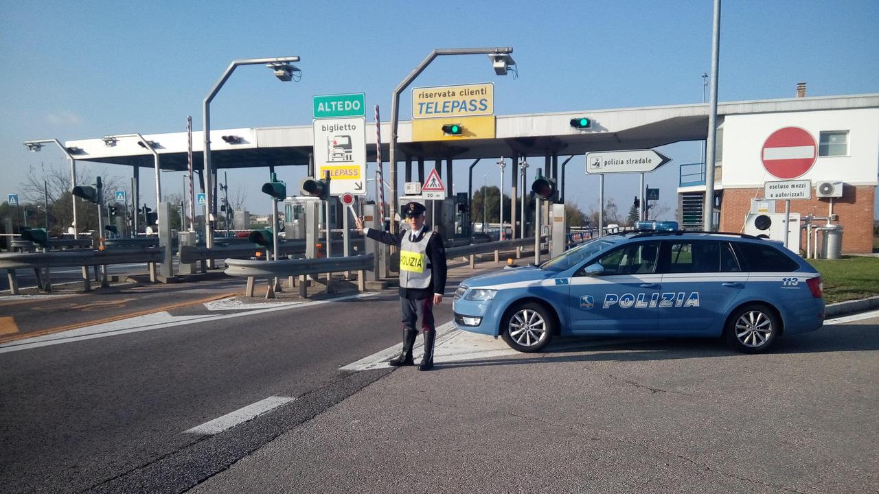 Camionista ubriaco sull'A13, fermato dalla Polstrada