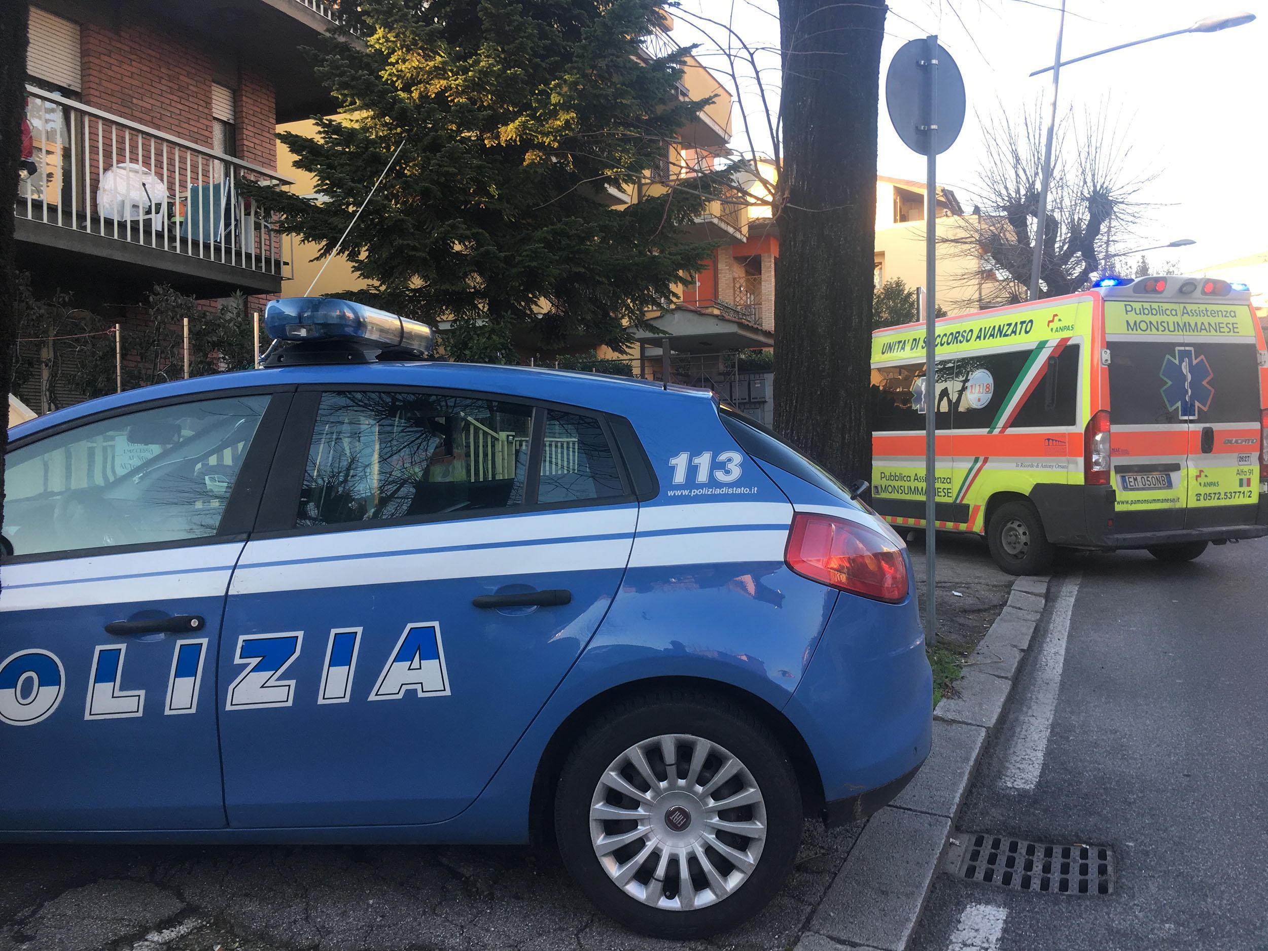 Una volante della polizia di Stato e un'ambulanza (foto d'archivio)