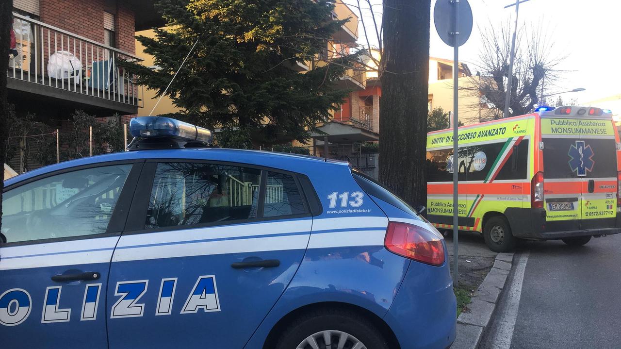 Una volante della polizia di Stato e un'ambulanza (foto d'archivio)