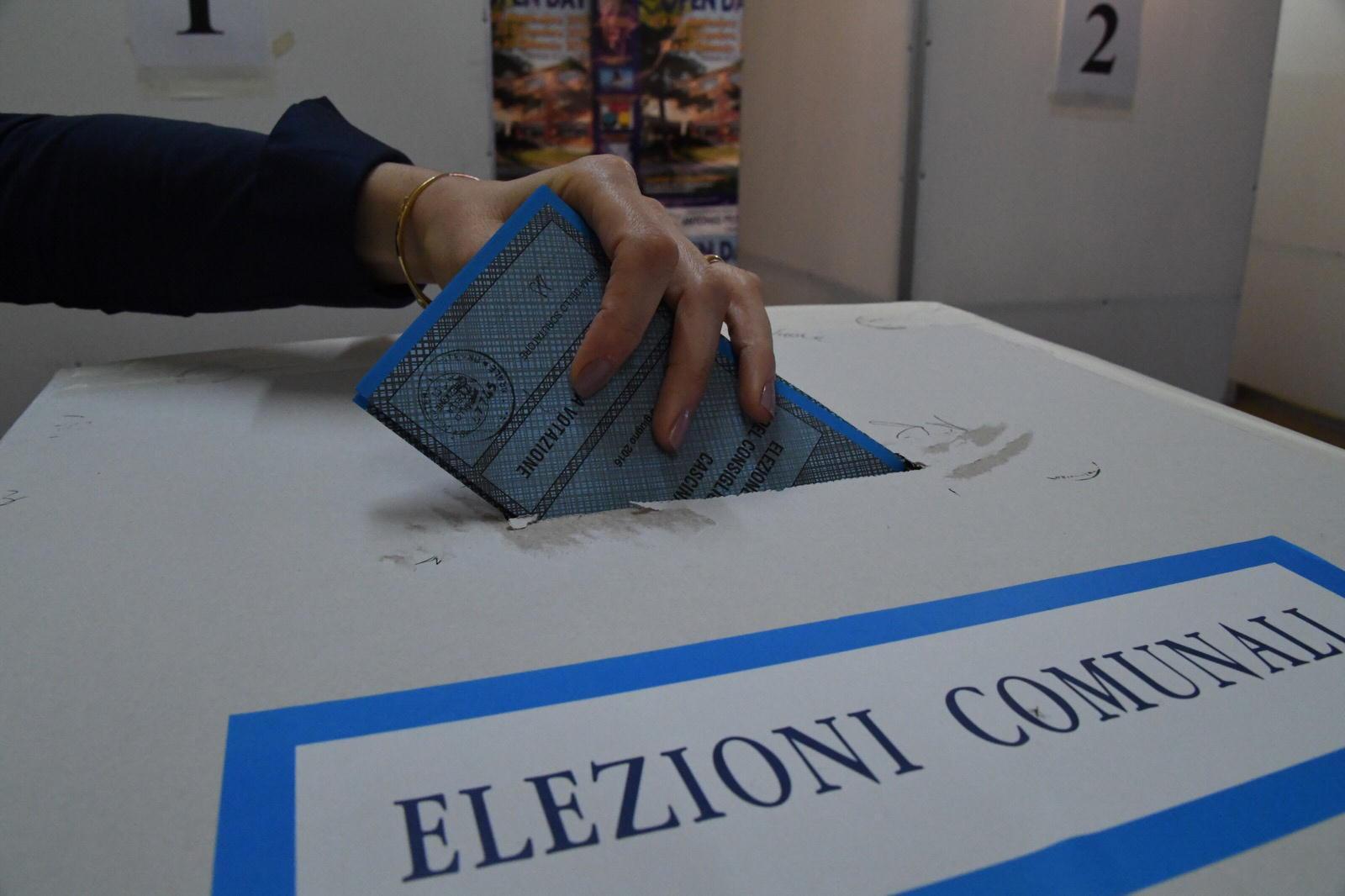 Una scheda nell'urna durante le elezioni amministrative
