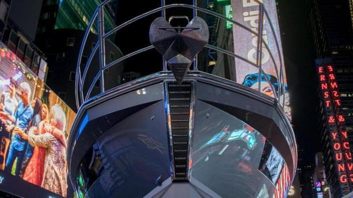 Uno yacht di Azimut splende a Times Square a New York