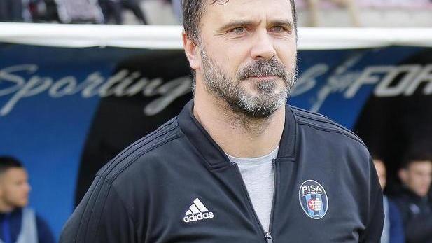 L’allenatore del Pisa, Luca D’Angelo, durante una partita della sua squadra all’Arena Garibaldi