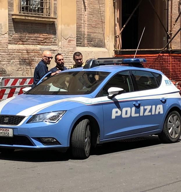 Modena, rimesso in libertà deride i poliziotti davanti al giudice 
