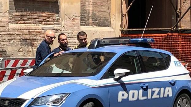 Modena, rimesso in libertà deride i poliziotti davanti al giudice