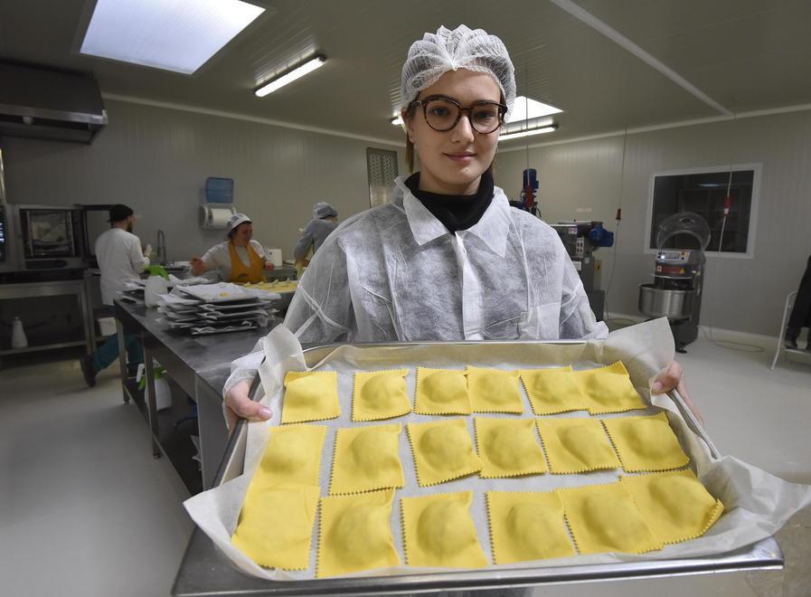 Per imparare a fare il tortello si va a lezione dal pastaio Delli 