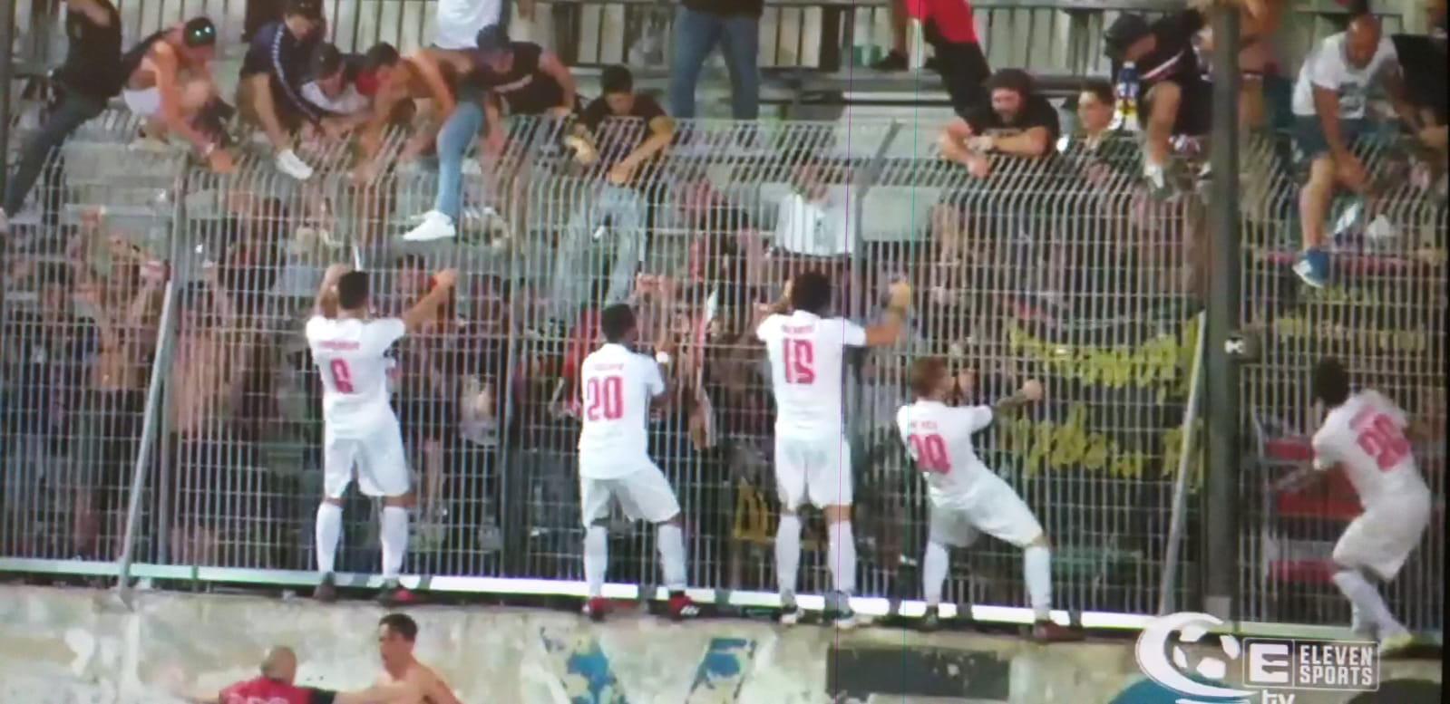 I giocatori rossoneri festeggiano con i tifosi
