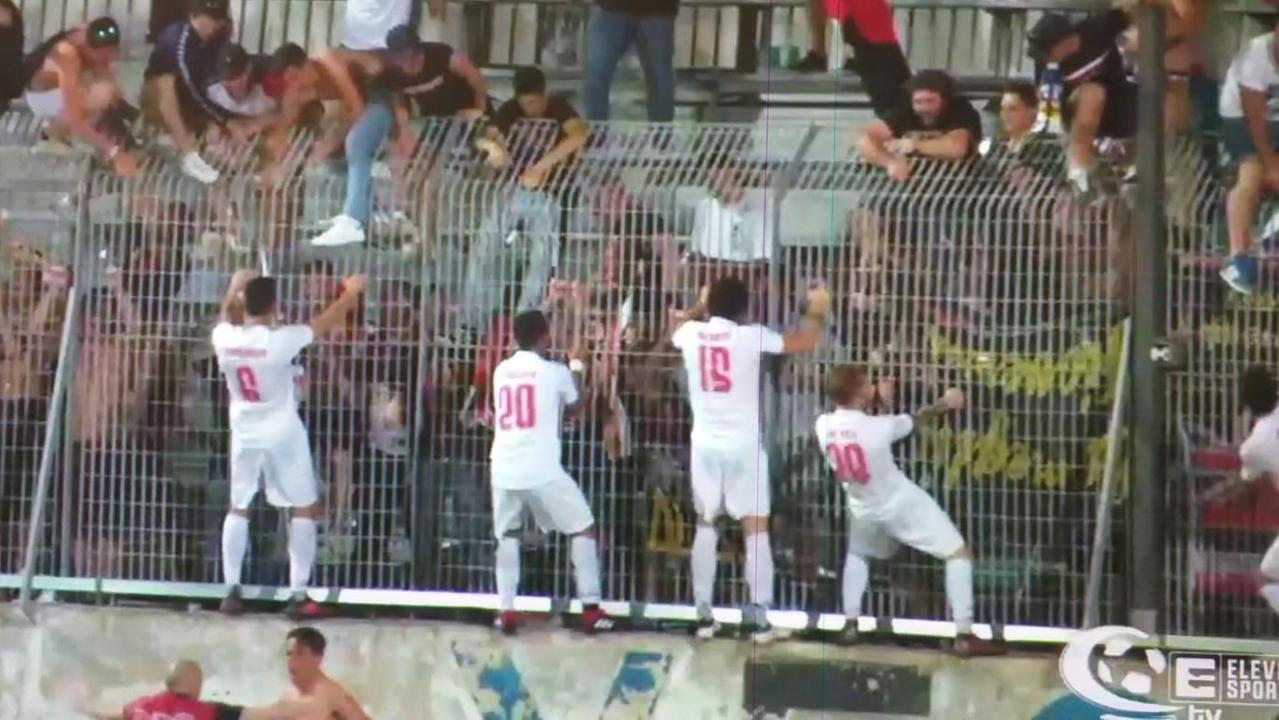I giocatori rossoneri festeggiano con i tifosi