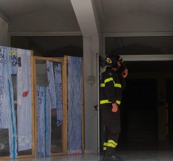 La terra trema alle 12.22, fuggi fuggi per strada 