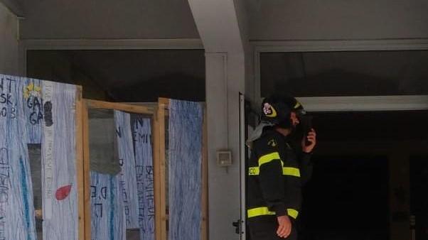 La terra trema alle 12.22, fuggi fuggi per strada