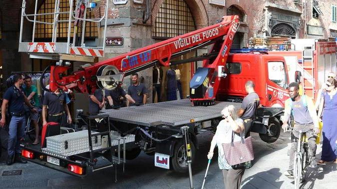 Pietra si stacca tra via Roma e via Fillungo