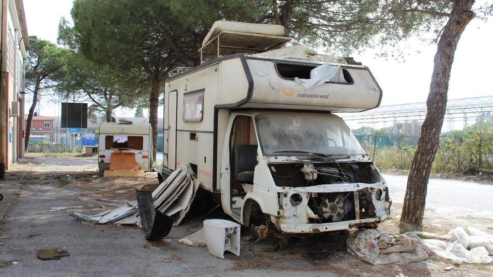 Discarica di auto e roulotte: partita un’indagine dei vigili