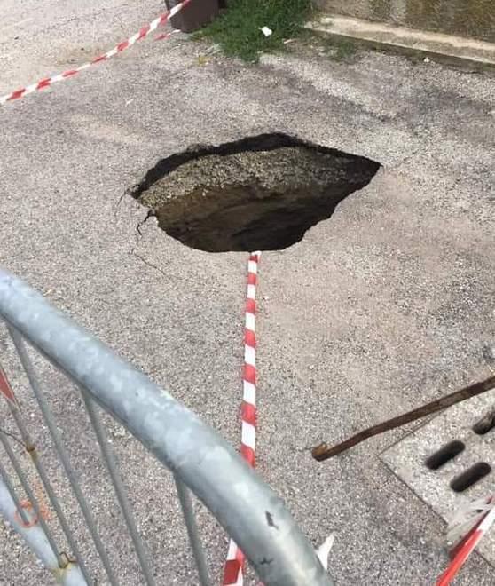 Profonda buca in strada La causa un tubo rotto