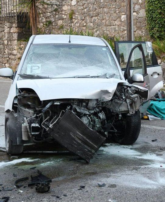 L’auto sbanda e finisce contro un muretto Morti la zia 26enne e il nipotino di 2 anni 