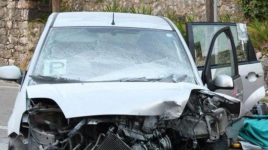 L’auto sbanda e finisce contro un muretto Morti la zia 26enne e il nipotino di 2 anni