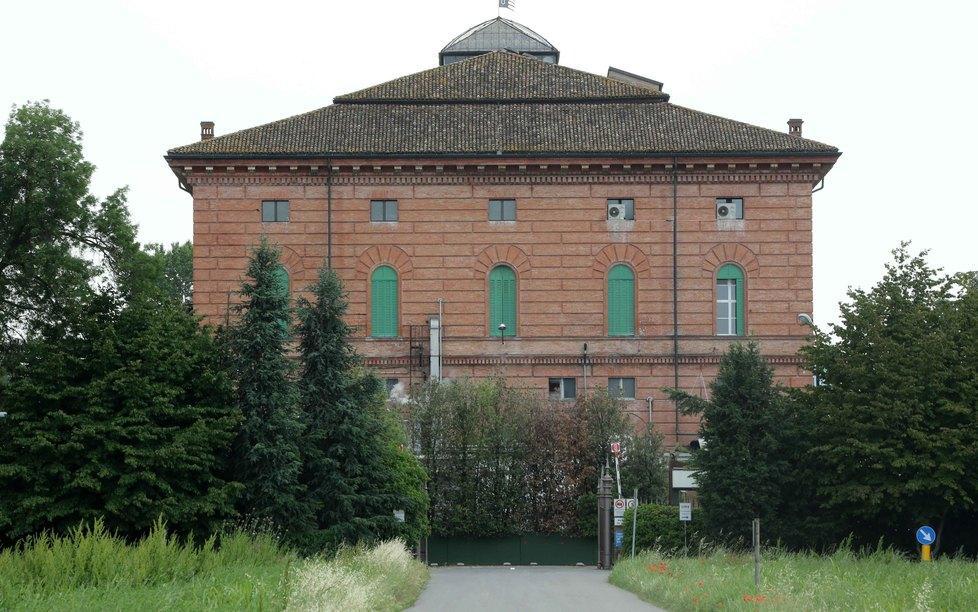 A fuoco un muletto per pallet