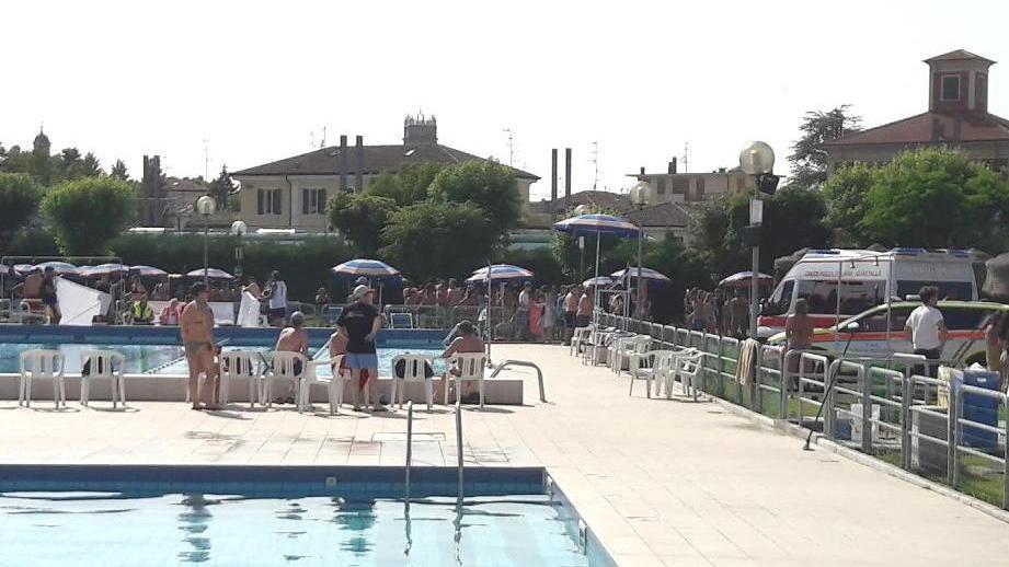 Malore in piscina, gravissimo un 18enne