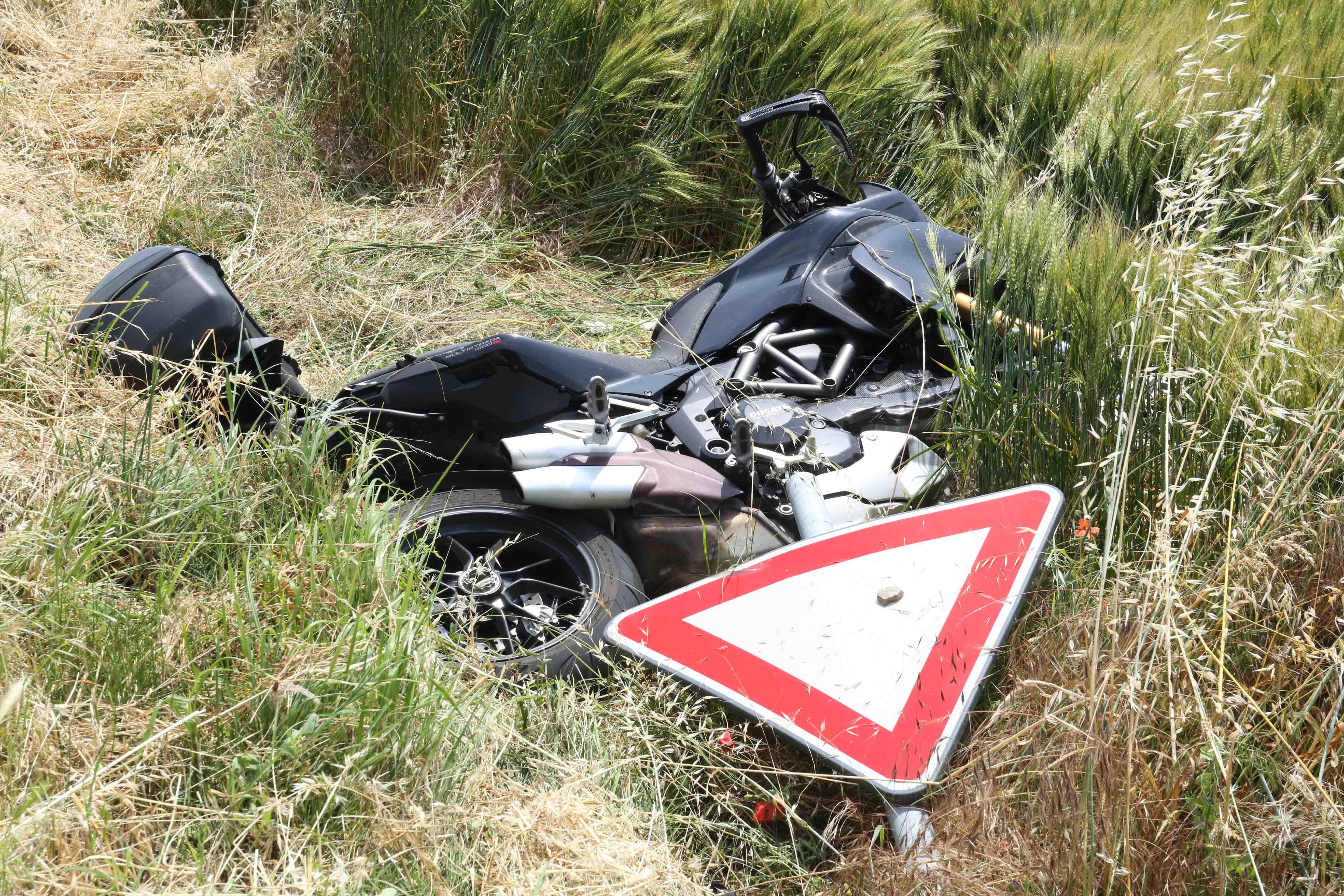 Fuori strada con la moto, ferito un 25enne