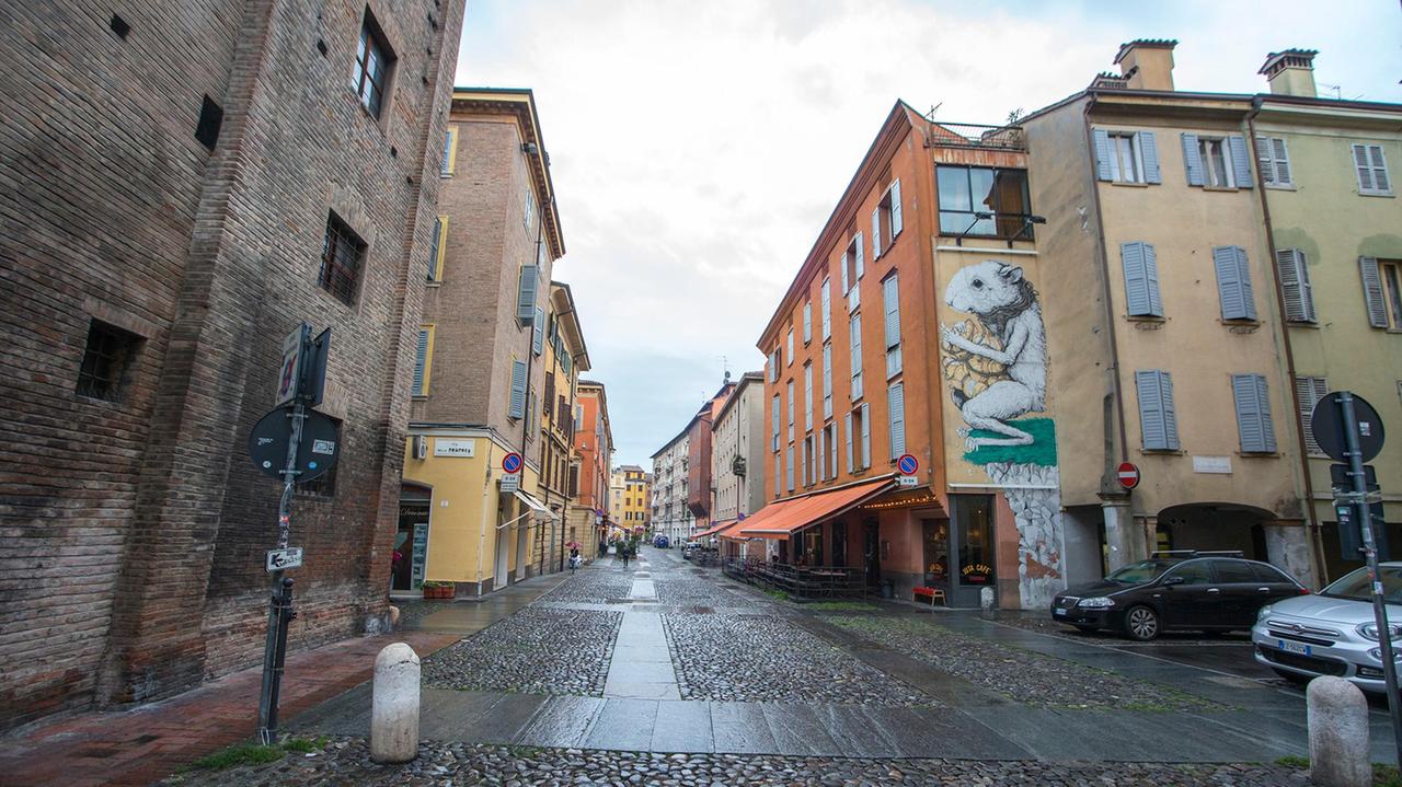 Modena. Nega una sigaretta afferrato per il collo e ferito ad una mano