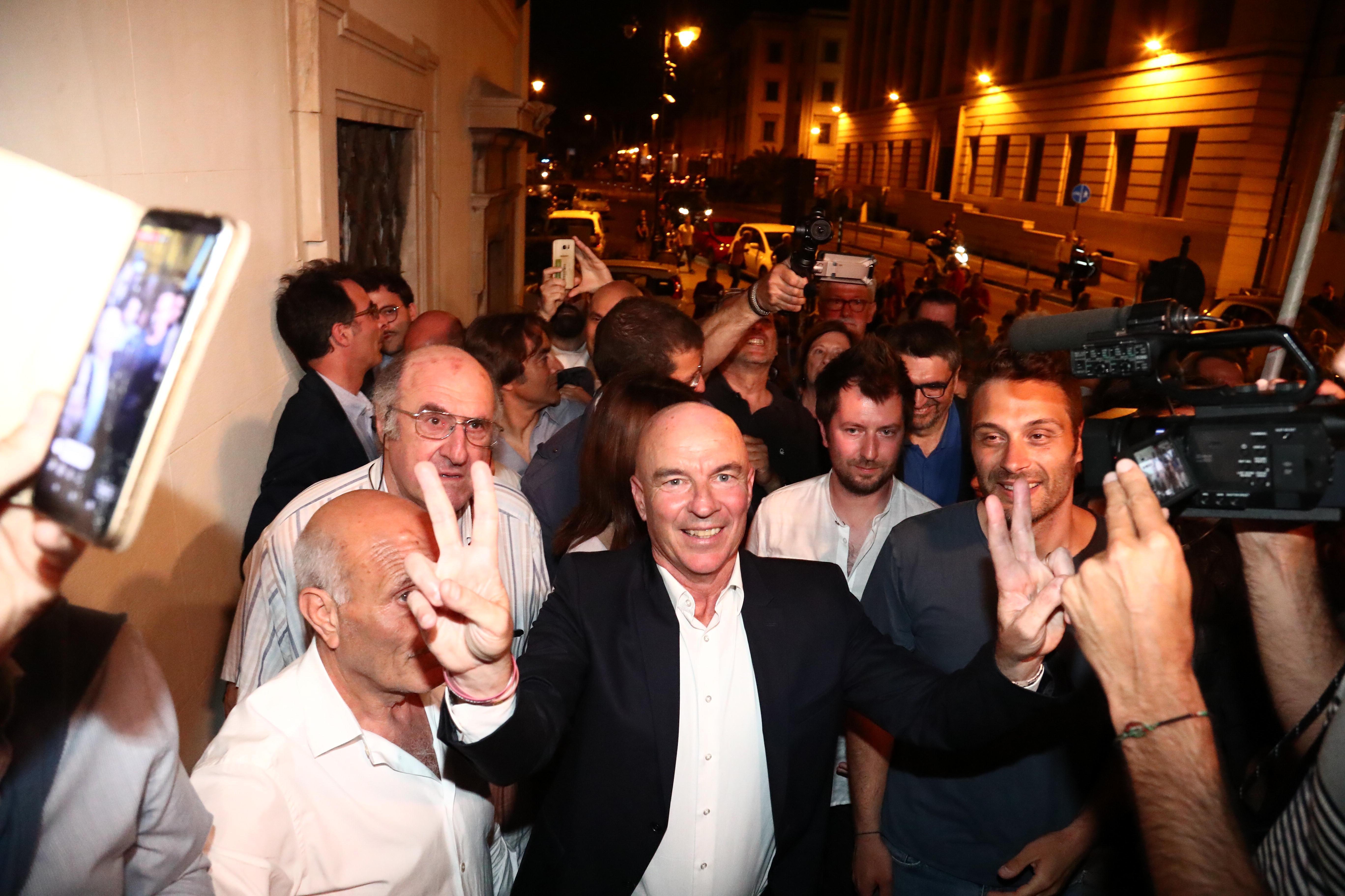 Luca Salvetti è il nuovo sindaco di Livorno. E in Comune cantano "Bella ciao" - Video