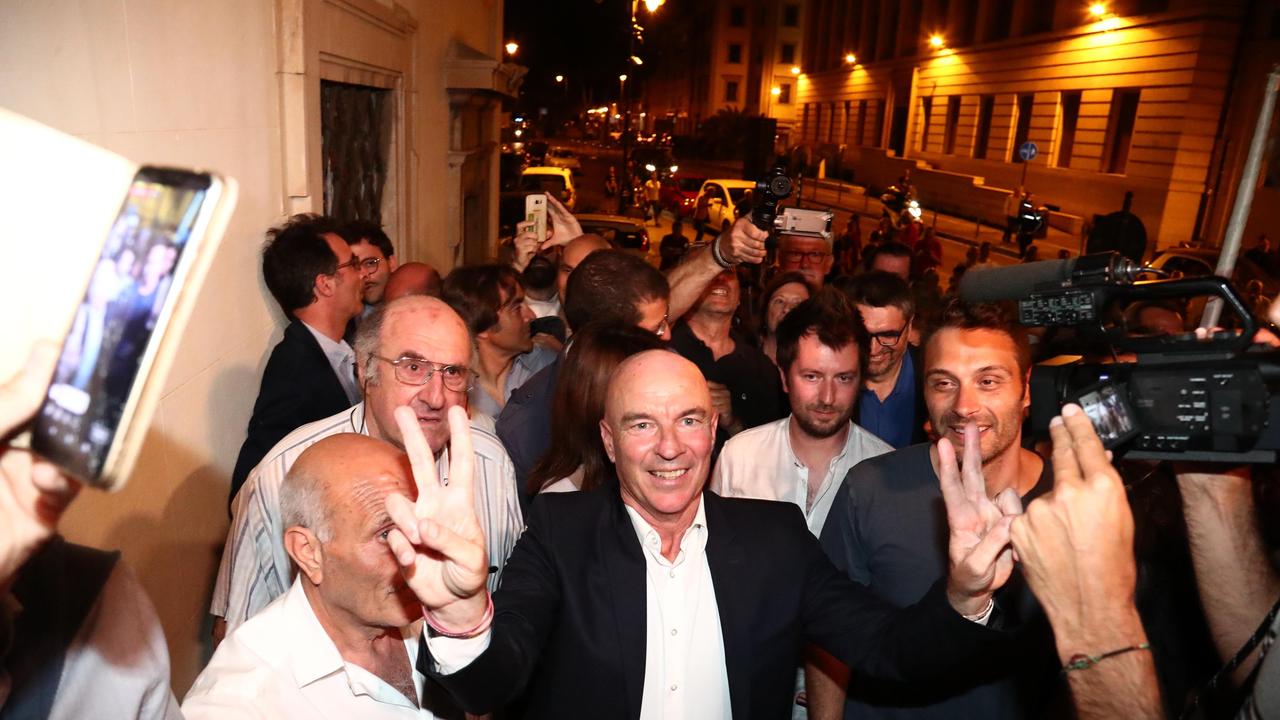 Luca Salvetti è il nuovo sindaco di Livorno. E in Comune cantano "Bella ciao" - Video