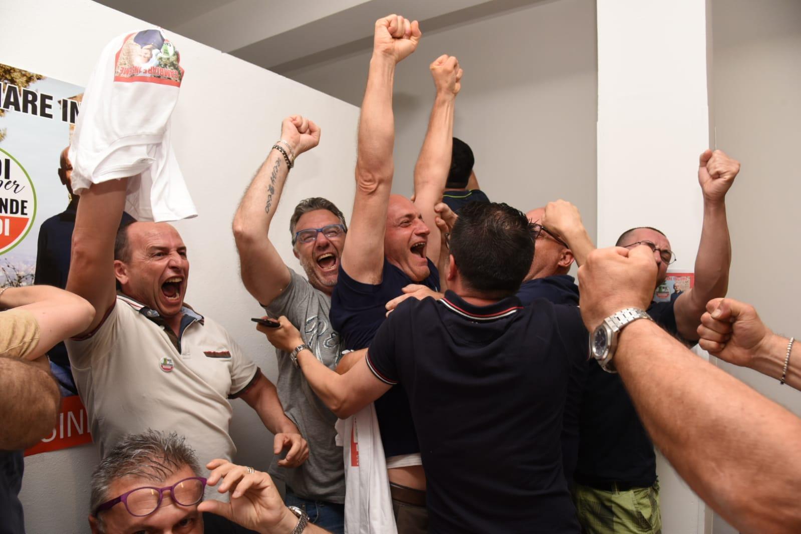 La festa di Giuseppe Daviddi al risultato finale