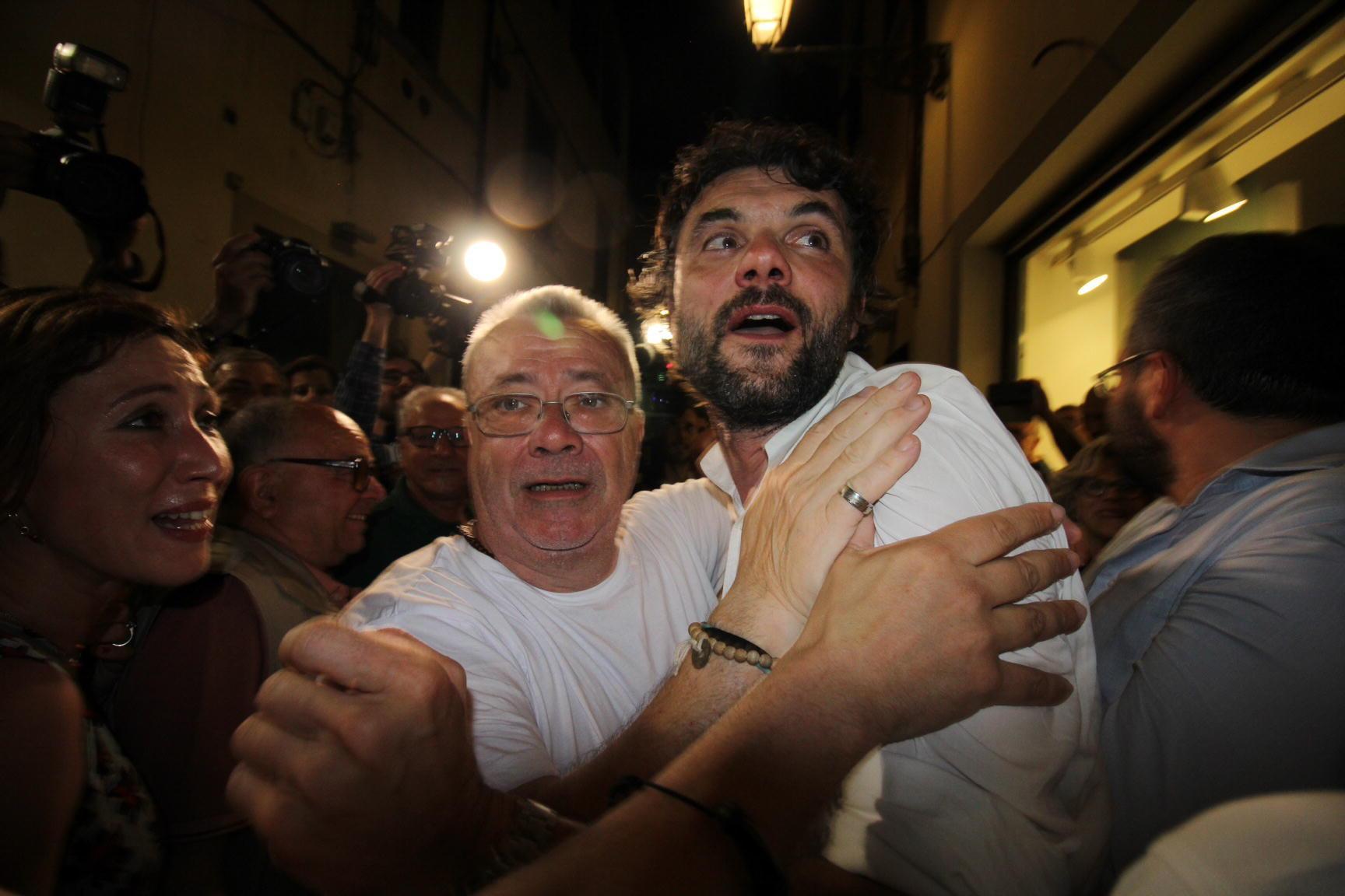 La gioia di Matteo Biffoni dopo il risultato del voto (foto Batavia)