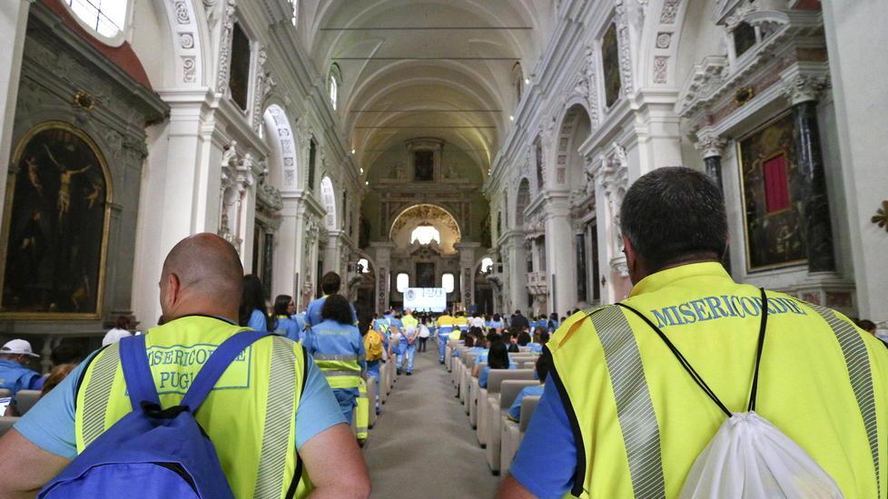 L’onda giallo ciano invade Lucca: volti e storie del volontariato