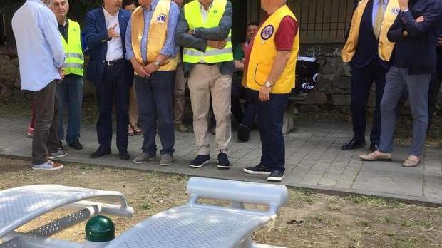Nuovi tavoli e panchine al Parco fluviale è partito il restyling