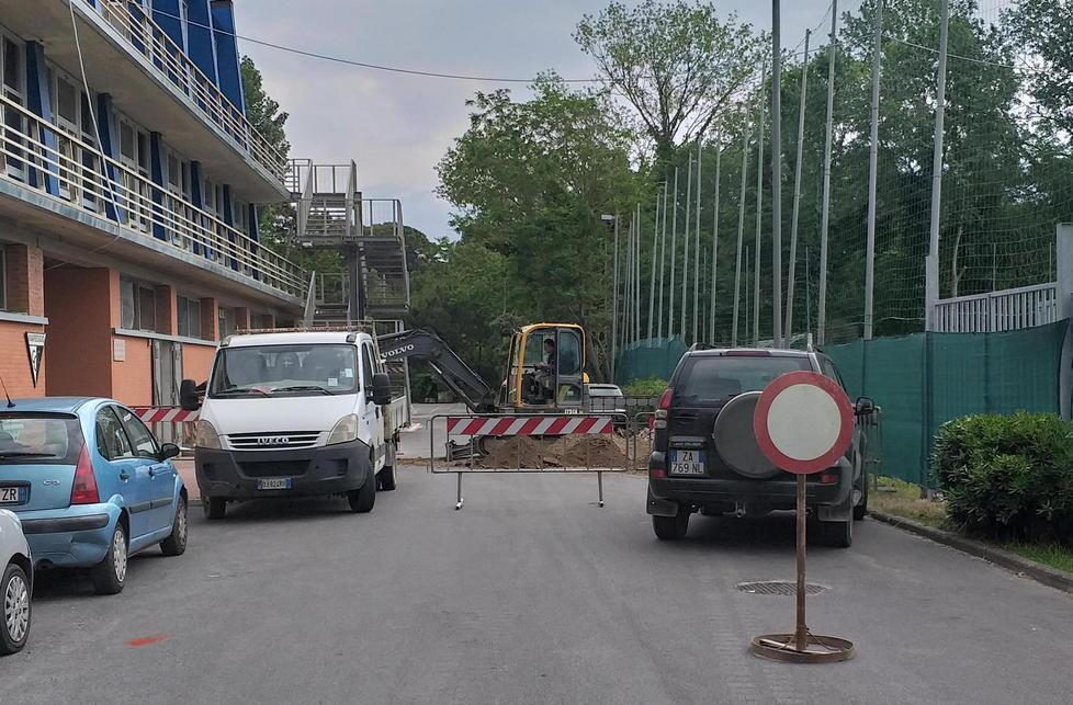 Lavori dietro il Palasport sull’asfalto appena rifatto