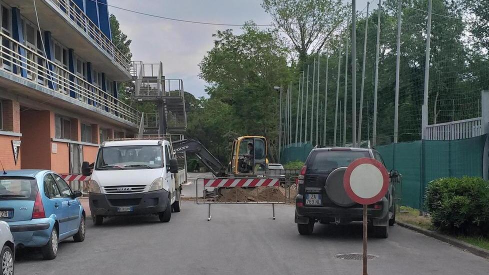 Lavori dietro il Palasport sull’asfalto appena rifatto