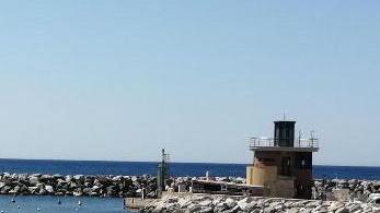 «Una nuova scogliera che danneggia la spiaggia»