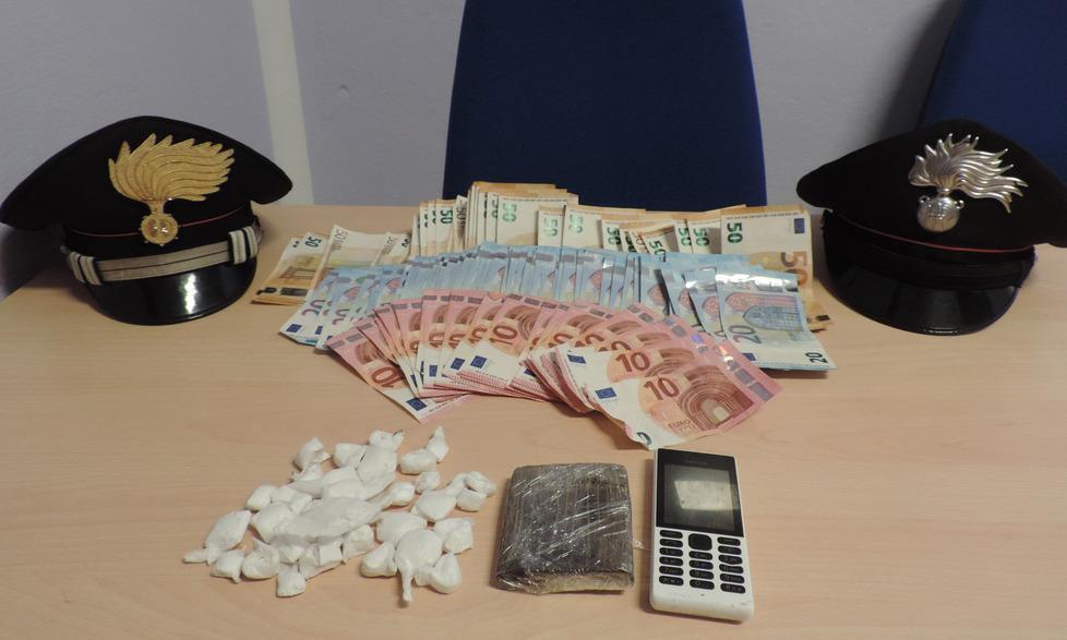 Smantellata piazza di spaccio Giro di droga nel fitto del bosco 