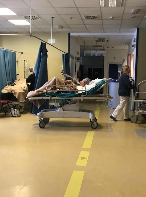 A 94 anni lasciata 18 ore su una barella 