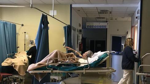 A 94 anni lasciata 18 ore su una barella