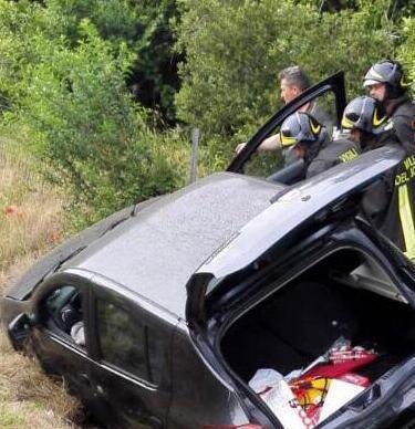 Auto finisce fuori strada sull’A12: due in ospedale