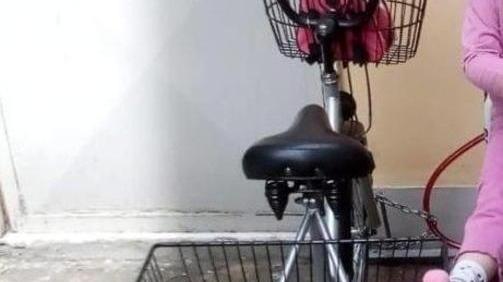 Rubano il triciclo a un disabile «Aiutatemi, non so come fare»