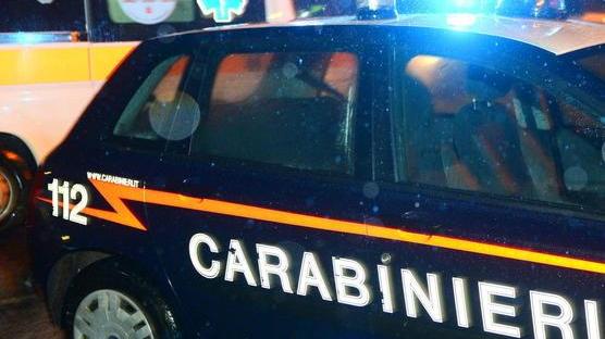 Ferisce un carabiniere e rompe l’auto di servizio