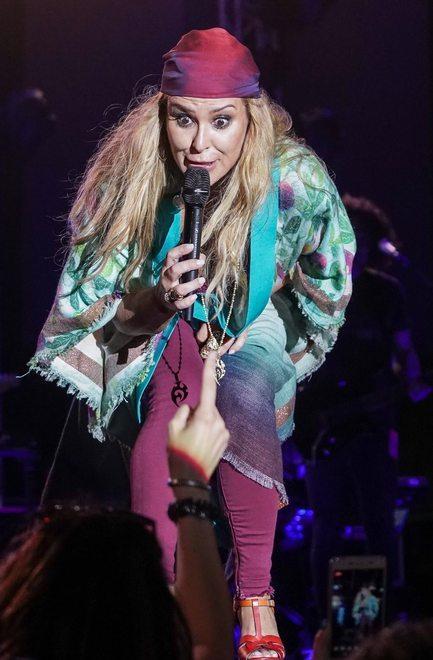 Anastacia manda i fan in delirio La calca abbatte una transenna 