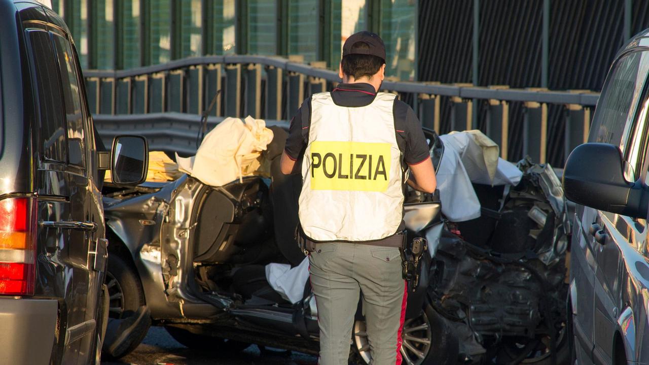 Sassuolo. La tragedia in autostrada. Il dolore del poliziotto «La corsa, poi le urla e quei corpi straziati...»
