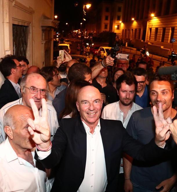 «Riaprirò subito la porta del Comune», Salvetti tra i cori diventa la notizia