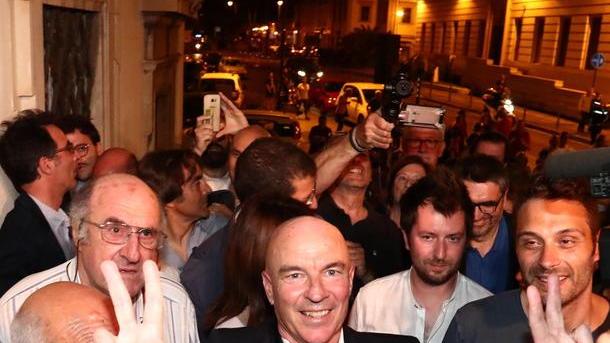 «Riaprirò subito la porta del Comune», Salvetti tra i cori diventa la notizia