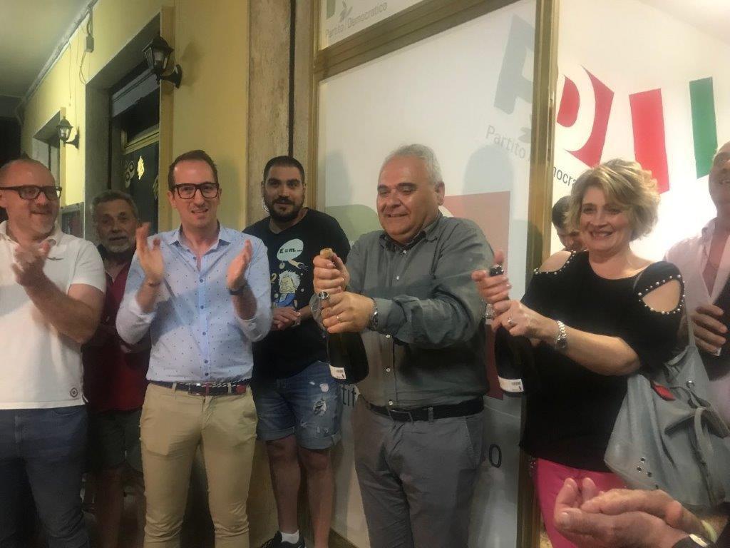 Donati, il bancario timido si prende Rosignano: bacio alla moglie dopo la vittoria 